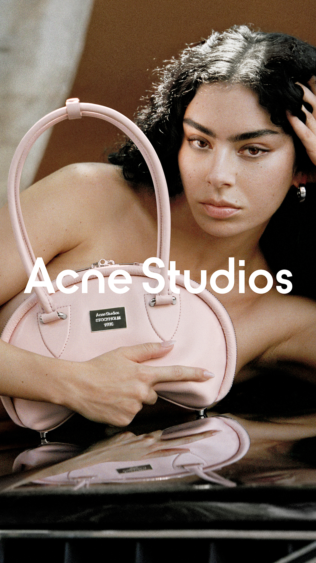 아크네 스튜디오가 아티스트 찰리 XCX와 함께한 캠페인을 공개했다.